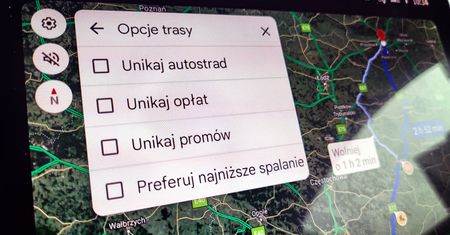 Aktywuj tę opcję w Google Maps. Unikniesz zmory podróżnych