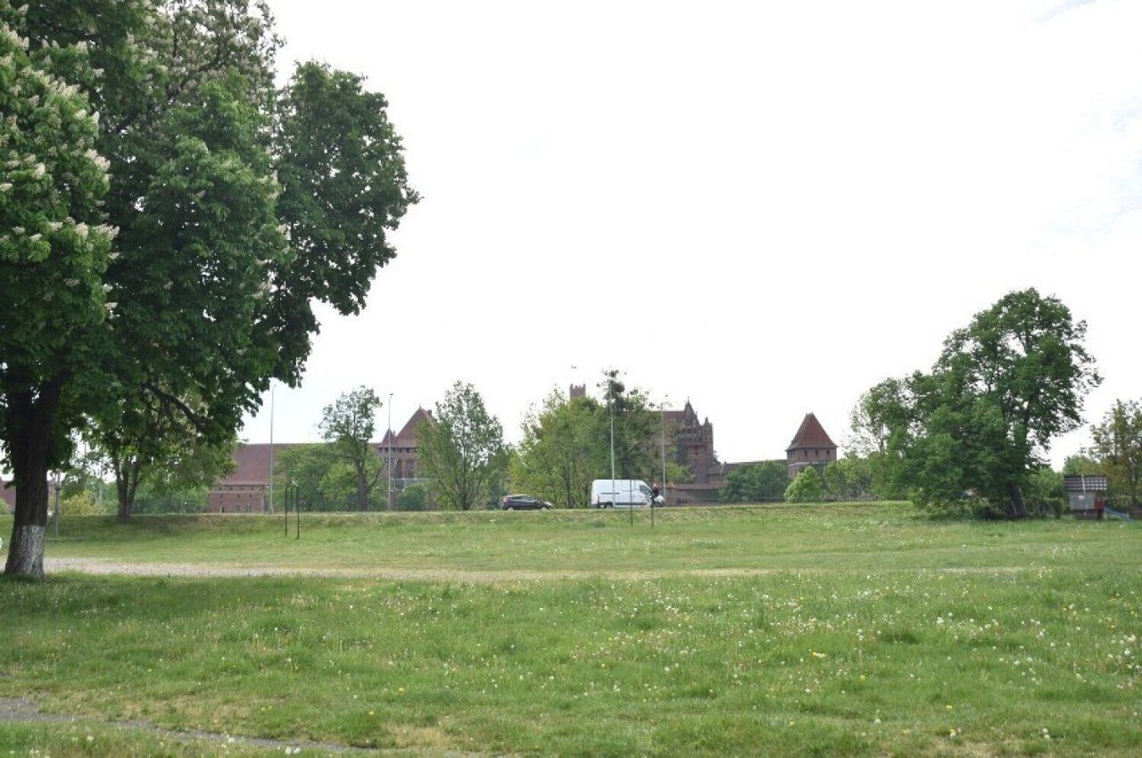 Malbork: Działka z widokiem na zamek nadal czeka na kupca