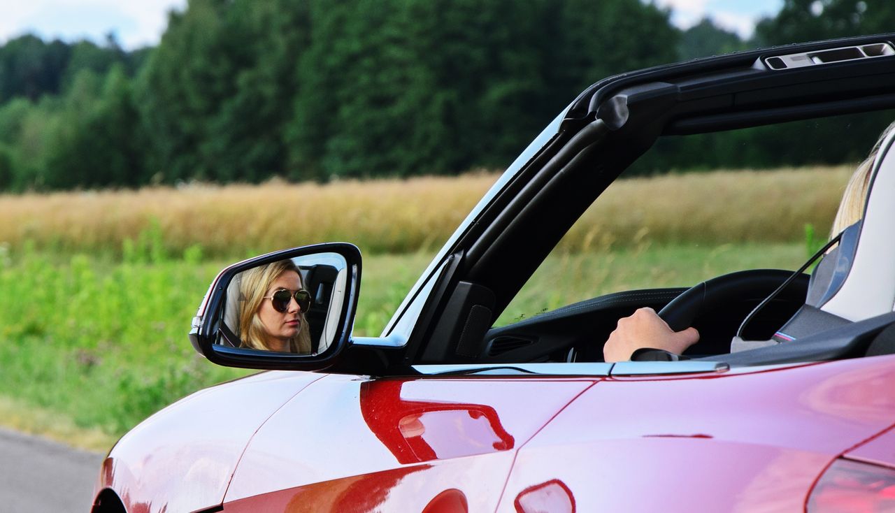 Kobiety kupują auta inaczej. Stawiają na wyposażenie i częściej sięgają po automaty