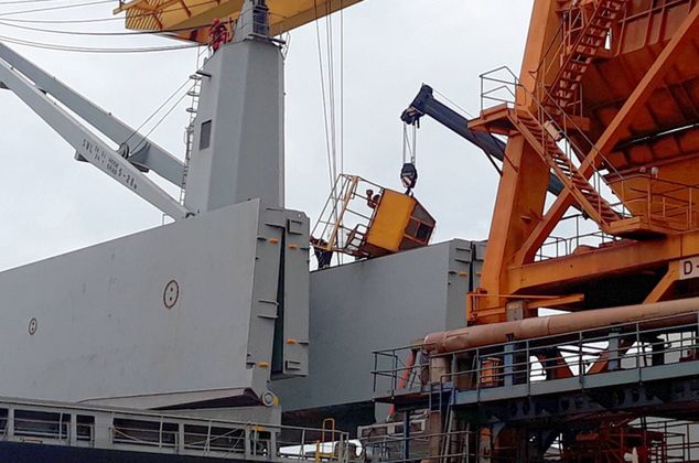 Miejsce wypadku na terenie portu przy ul. Bunkrowej w Świnoujściu, fot.: PAP/Marcin Bielecki