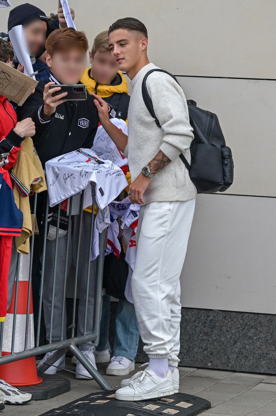 Wystrojeni piłkarze szpanują markowymi dodatkami na zgrupowaniu