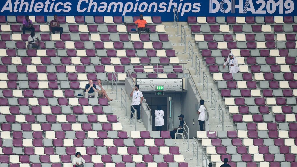 Puste trybuny stadionu w Dosze podczas lekkoatletycznych mistrzostw świata