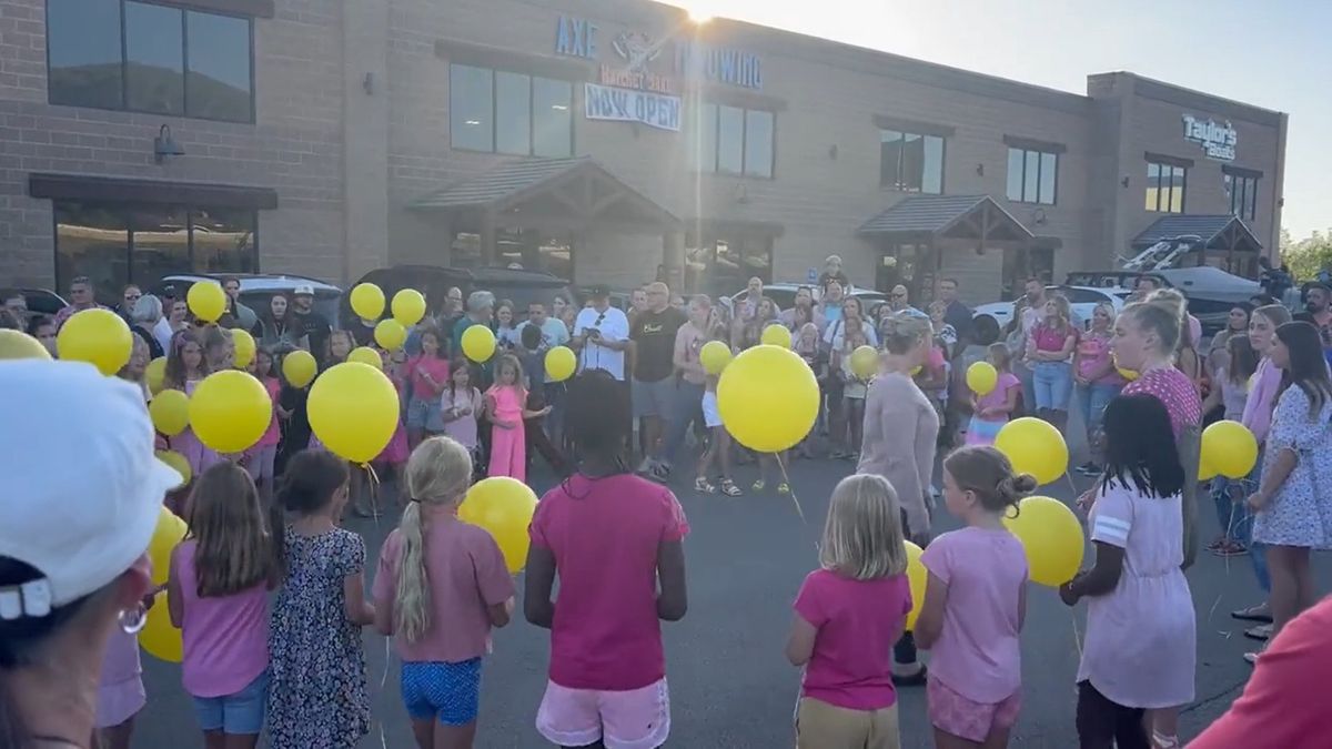 Społeczność Kaysville zbiera się na czuwanie modlitewne, aby upamiętnić 8-laktę, która zginęła podczas udziału w paradzie 4 lipca. Fot: