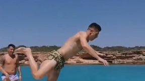 Krzysztof Piątek zaniepokoił kibiców na wakacjach. Wszystko przez jego skok do wody