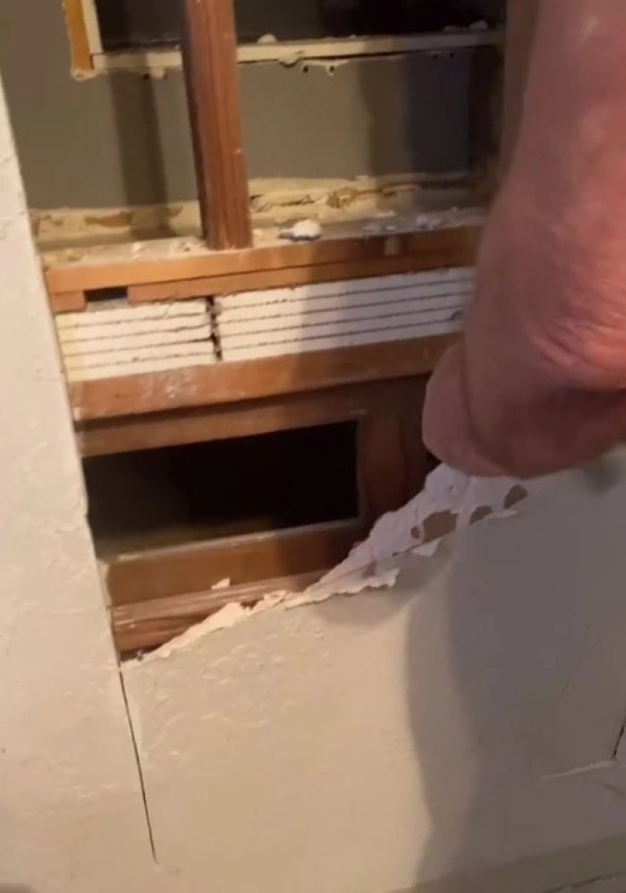 Za lustrem znajdowały się szafki