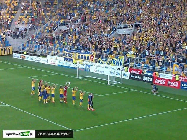 Wspólna radość drużyny i kibiców Arki po zwycięstwie 2:0 nad Wartą.