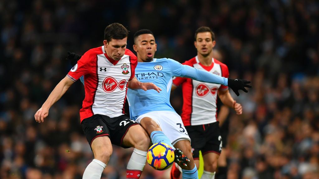 Pierre-Emile Hoejbjerg (z lewej) i Gabriel Jesus (z prawej)