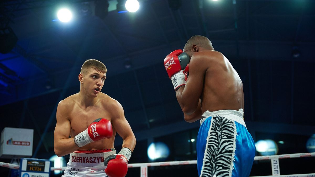 Materiały prasowe / Piotr Duszczyk/boxingphotos.pl / Na zdjęciu: Fiodor Czerkaszyn (z lewej)