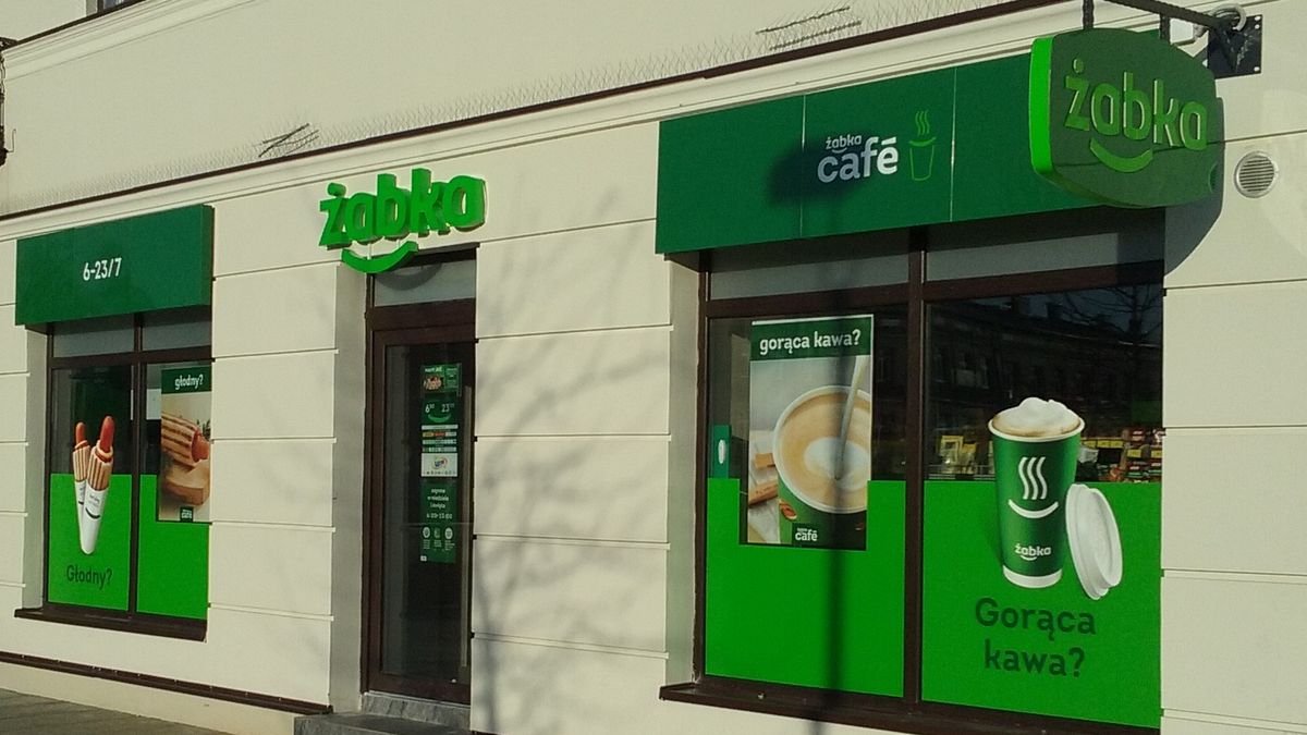 Mężczyzna wparował do Żabki z bronią 