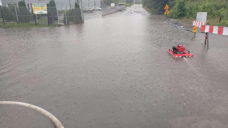 Śląskie. Strażacy z JRG Piekary Śląskie i OSP Dąbrówka Wielka usuwają rozlewiska powstałe w wyniku intensywnych opadów deszczu. 