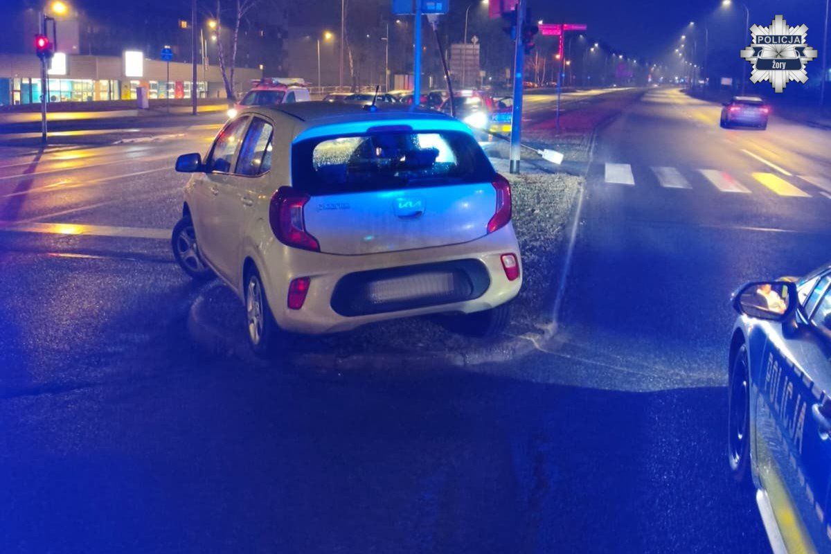 Nietrzeźwa seniorka uderzyła w latarnię.