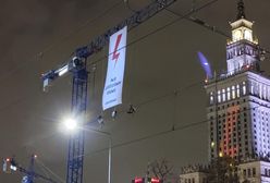 Protesty w Warszawie. Akcja Greenpeace. Baner na dźwigu