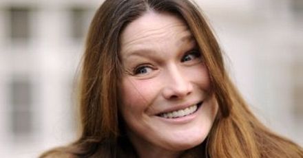 Carla Bruni-Sarkozy jako... włoska robotnica na pomniku