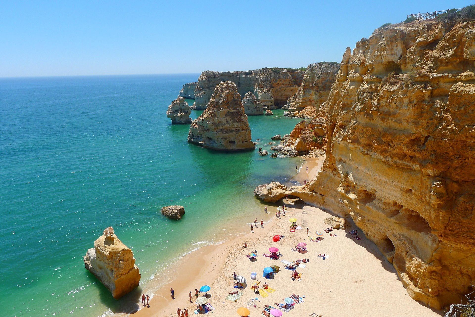 Bezpieczne plaże w Portugalii. Kontrolowane wyburzanie klifów