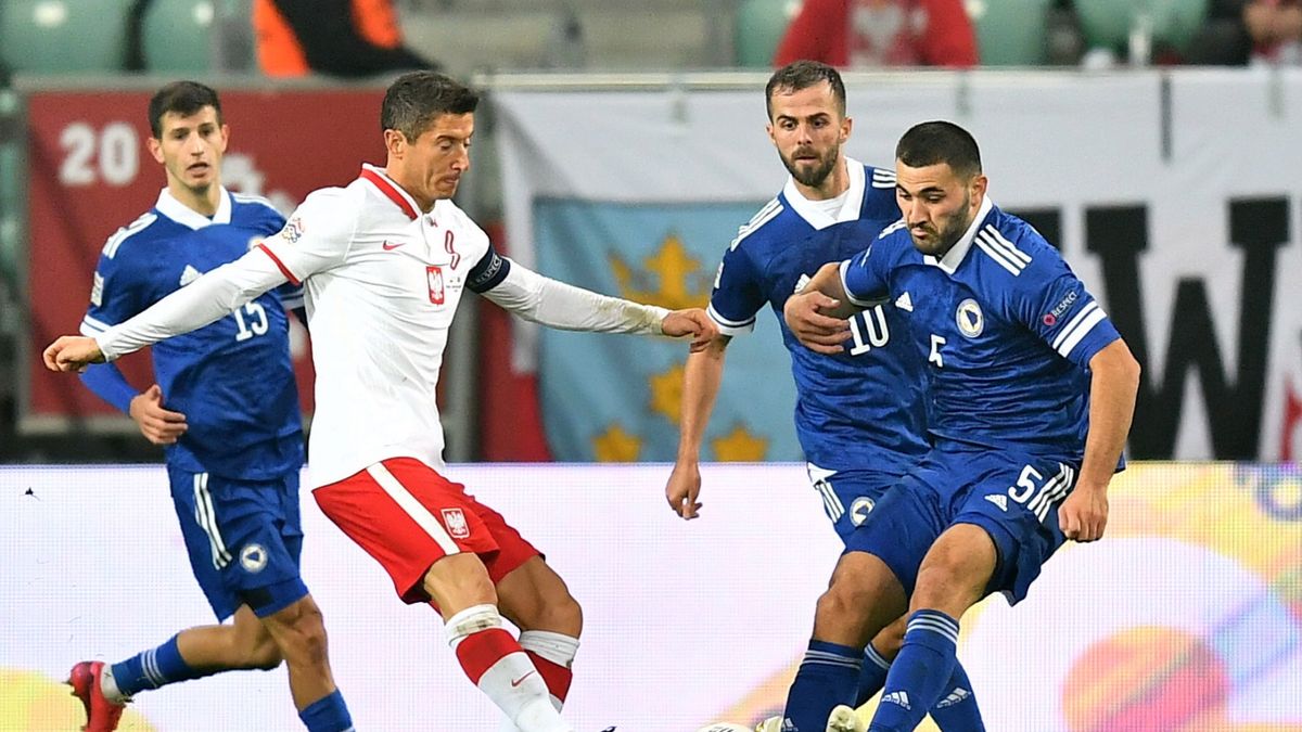 PAP / Maciej Kulczyński / Na zdjęciu: Robert Lewandowski w rywalizacji z reprezentantami Bośni i Hercegowiny