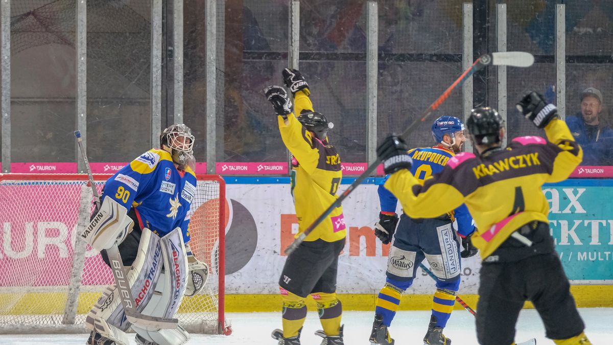 hokeiści GKS-u Katowice cieszą się z bramki