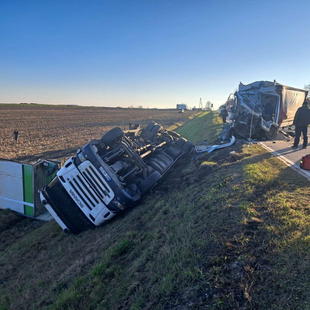 Rogowo-Folwark: Poważne zderzenie. Jedna ciężarówka przewróciła się