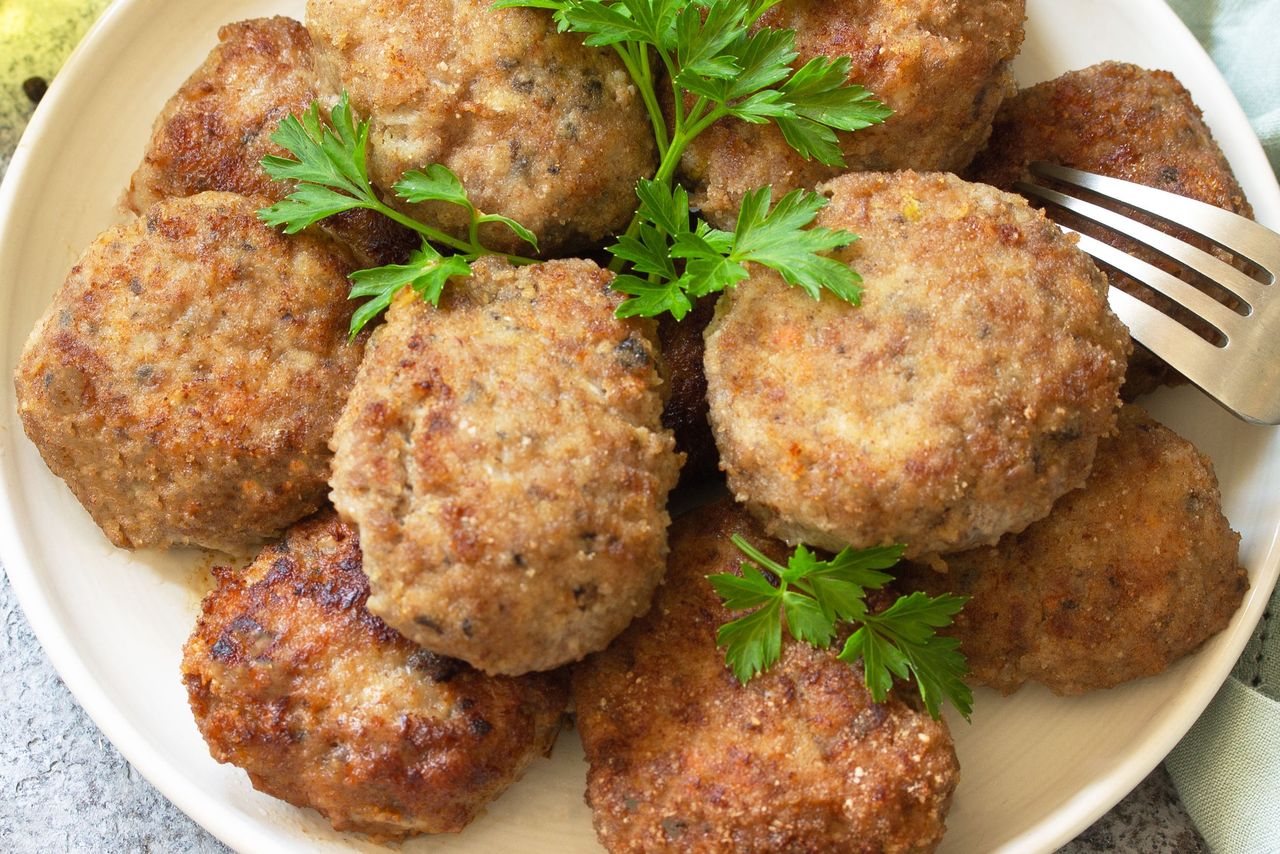 Wystarczy dolać pół szklanki do masy. Mielone wychodzą delikatne, pulchne, ale mają chrupką skórkę