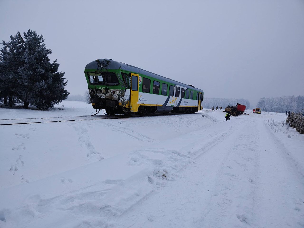 Tragedia na przejeździe kolejowym. 12 osób w szpitalu, kierowca koparki nie żyje!