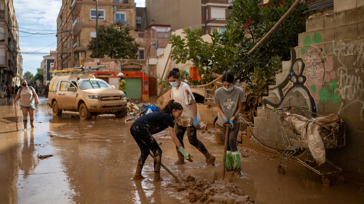 Powódź w Hiszpanii. Tak uderza w biznes. "Przemieszczanie się jest zabronione"