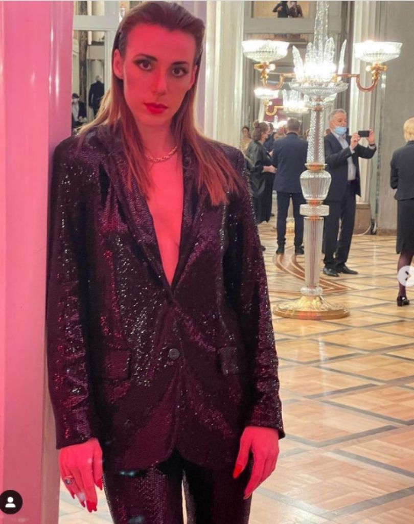 Wystrojona Marianna Schreiber pozuje w Operze Narodowej