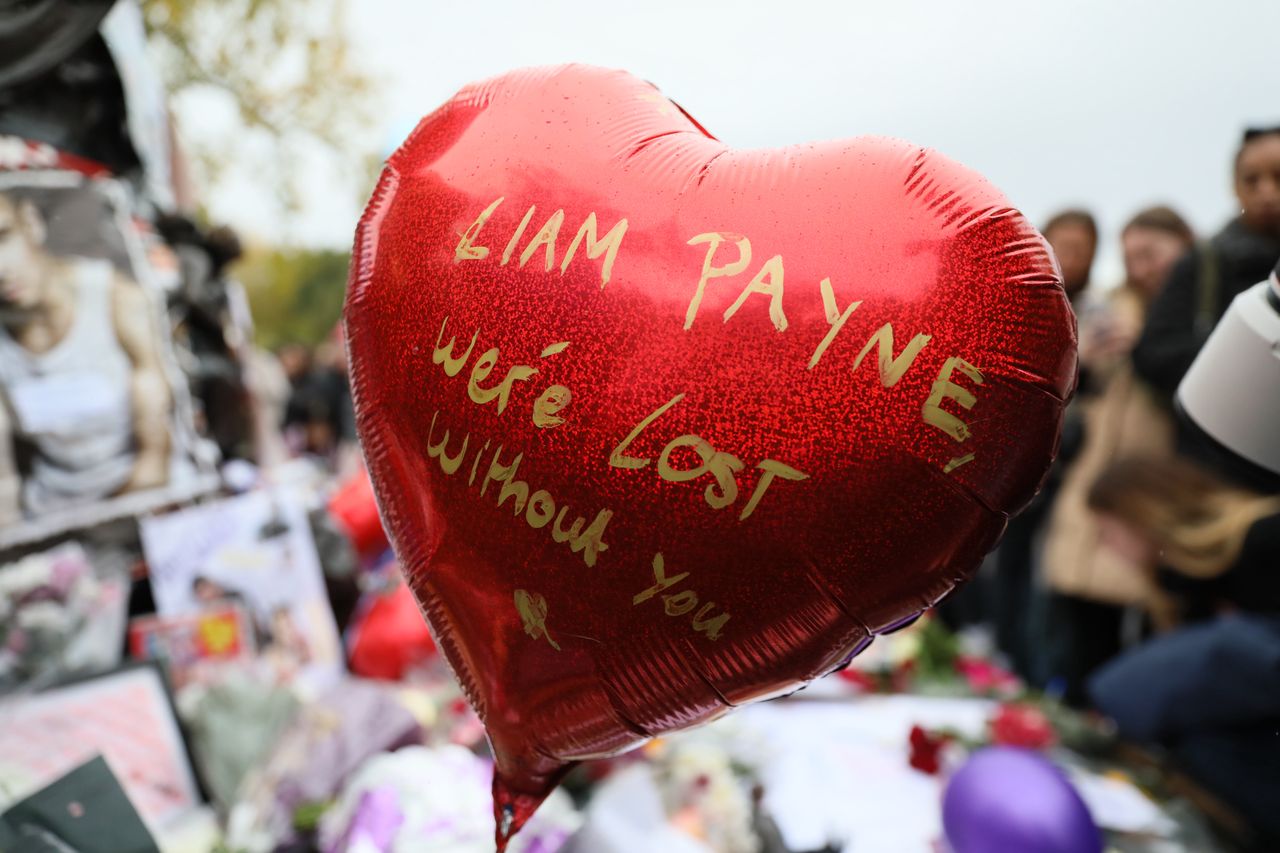 LONDON, ENGLAND - OCTOBER 20: A large red heart balloon with a tribute to Liam Payne is seen at the Peter Pan statue during a tribute event for One Direction singer Liam Payne in Hyde Park on October 20, 2024 in London, England. The former One Direction singer fell to his death from a hotel balcony in Buenos Aires on Oct. 16th. (Photo by Alishia Abodunde/Getty Images)