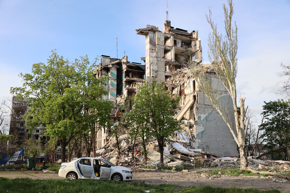 MARIUPOL, UKRAINE - APRIL 29: A view of destruction in the Ukrainian city of Mariupol under the control of Russian military and pro-Russian separatists, on April 29, 2022. Townspeople began to organize themselves, clean up garbage and rubble. Volunteers continue their efforts to deliver humanitarian aid to people. (Photo by Leon Klein/Anadolu Agency via Getty Images)