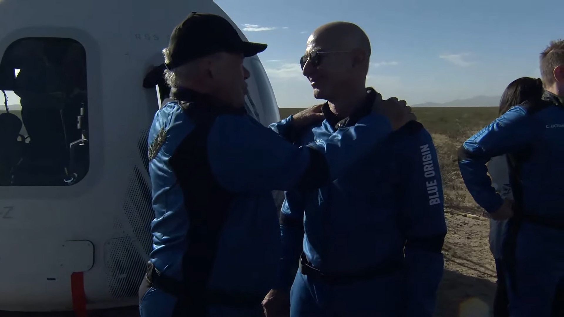 William Shatner i Jeff Bezos po zakończeniu misji "Blue Origin"