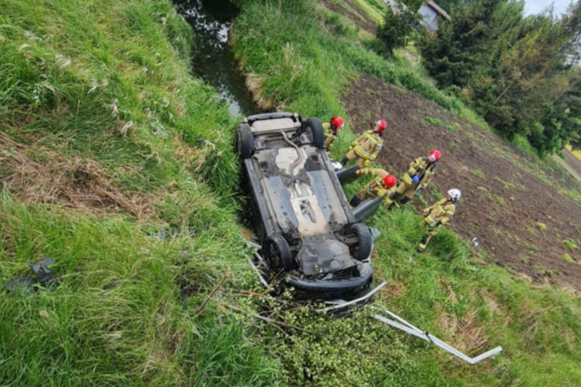 Wypadek w Kotowicach. Mężczyzna zakleszczony w aucie po dachowaniu
