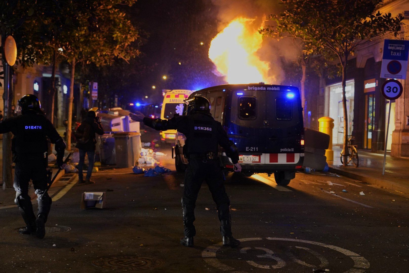 Dantejskie sceny w Barcelonie. Szósta noc protestów w Hiszpanii