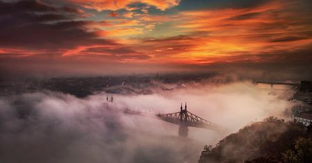 Fotograf potrzebował aż 4 lat, by zrobić niesamowite zdjęcia Budapesztu pogrążonego we mgle