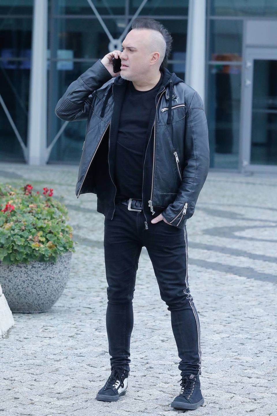 Szymon Wydra przyłapany przed studiem Pytania na śniadanie
