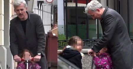 Hubert Urbański na hulajnodze z córkami