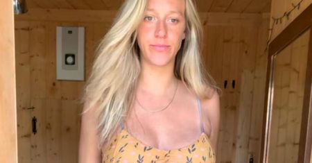 Roznegliżowana Aleksandra Żebrowska chwali się ciążowym brzuchem i wspomina: "Z PASOŻYTEM". Wyszło zabawnie? (FOTO)