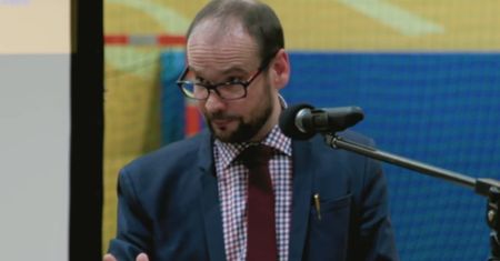 Artur Górecki ma zmieniać treść podręczników. Twierdzi, że wszelka prawda pochodzi od Boga