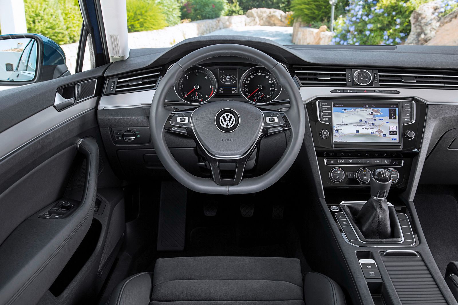 Nowy Volkswagen Passat przedstawiony w obszernej galerii zdjęć i ilustracji 40