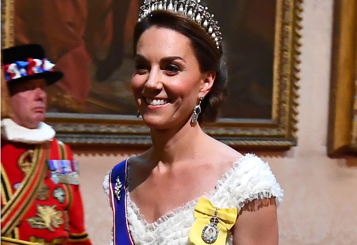 Kate Middleton włożyła na bal niebieską szarfę. Oznacza bardzo ważne wyróżnienie