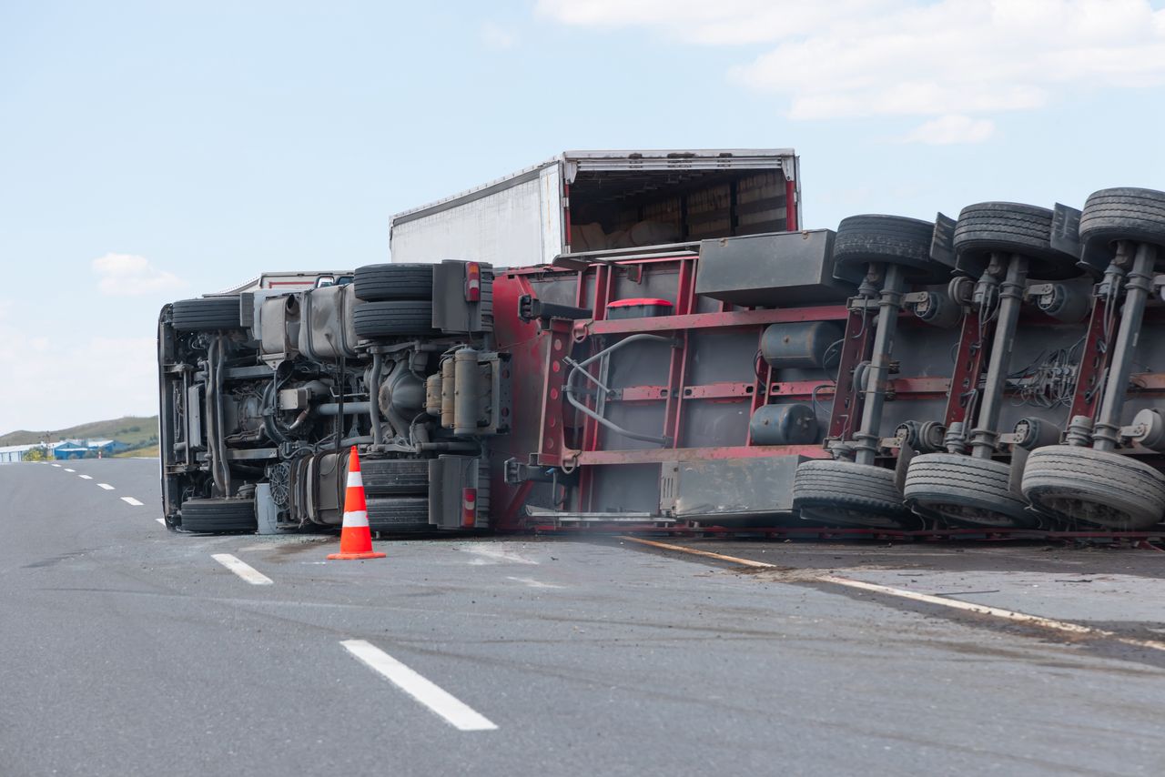 Mikołajowice: Wypadek na A4. Ciężarówka leży do góry kołami