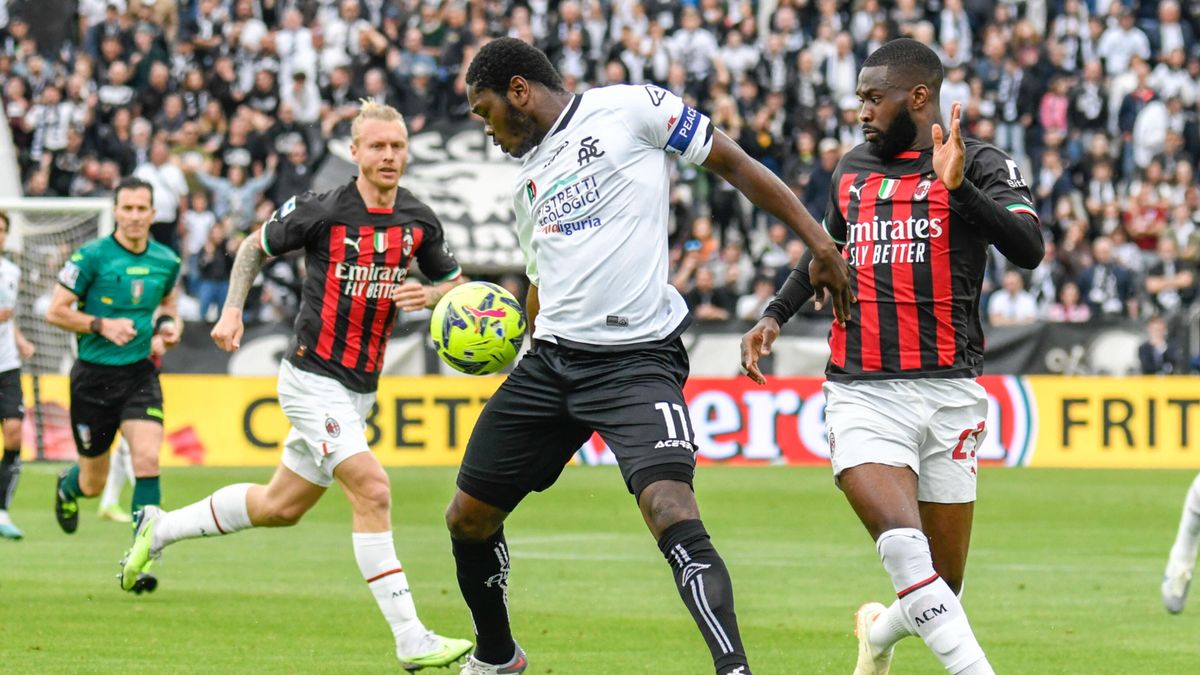 PAP/EPA / Fabio Fagiolini / Starcie Emmanuela Gyasiego z Fikayo Tomorim w meczu Spezia Calcio - AC Milan