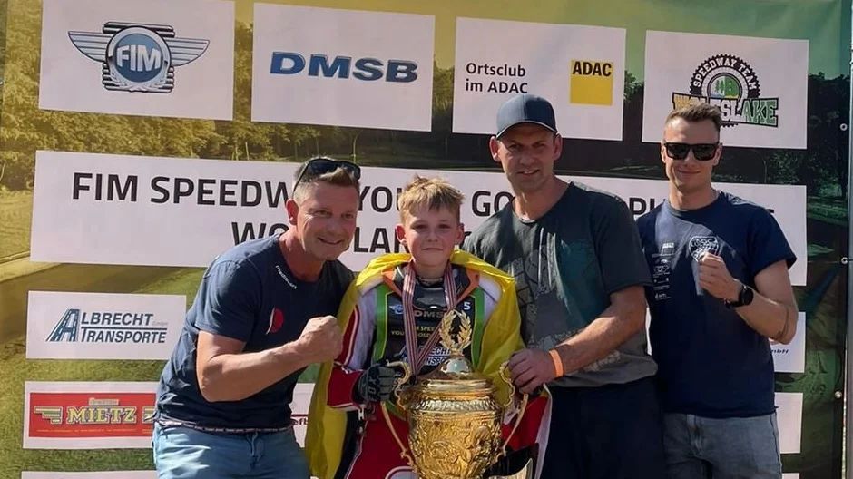 Facebook / Ronny Borch / Na zdjęciu: Janek Konzack z trofeum