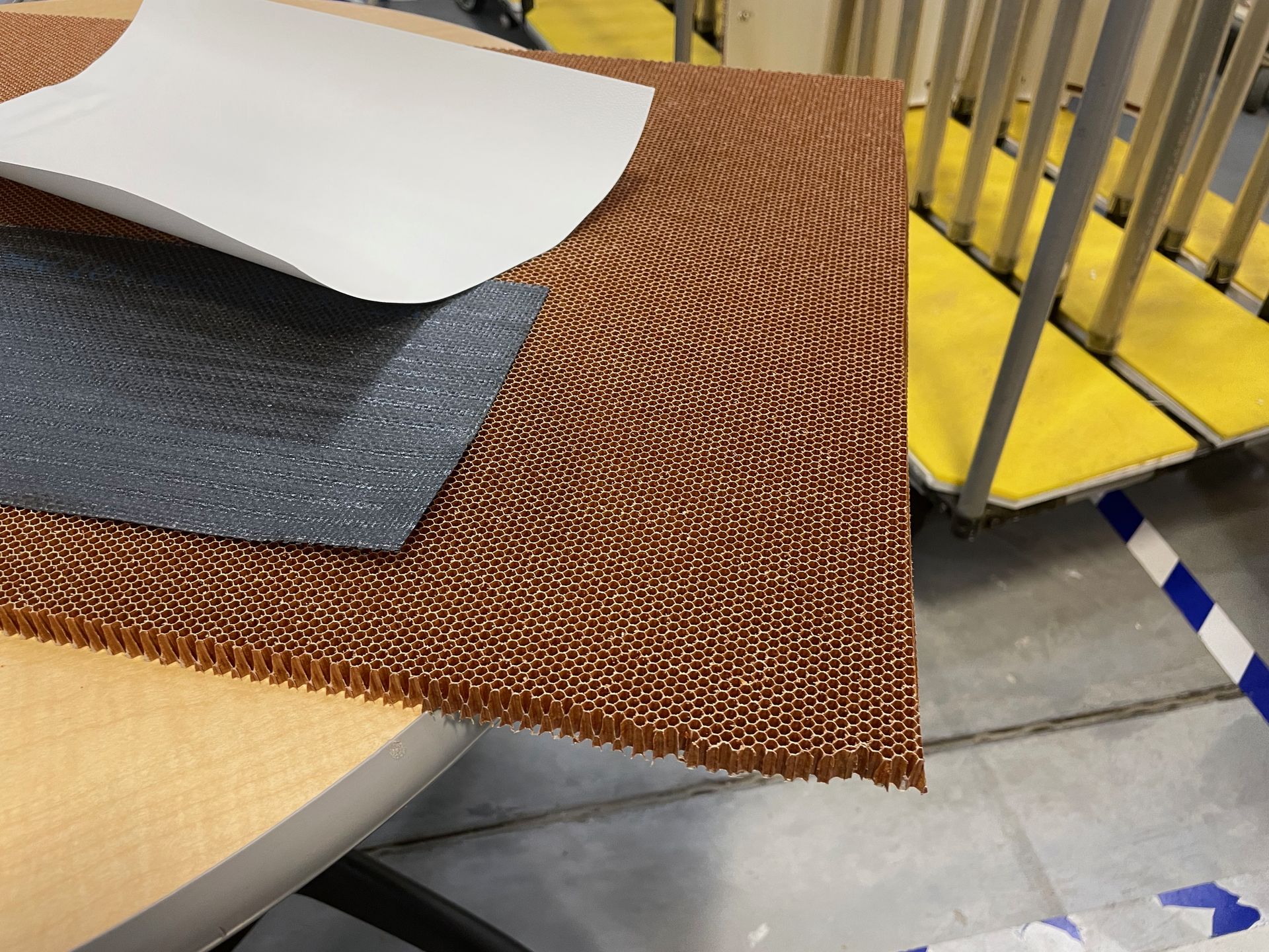 Produkcja elementów wyposażenia kabiny Boeinga 787 Dreamliner zaczyna się od "plastra miodu"