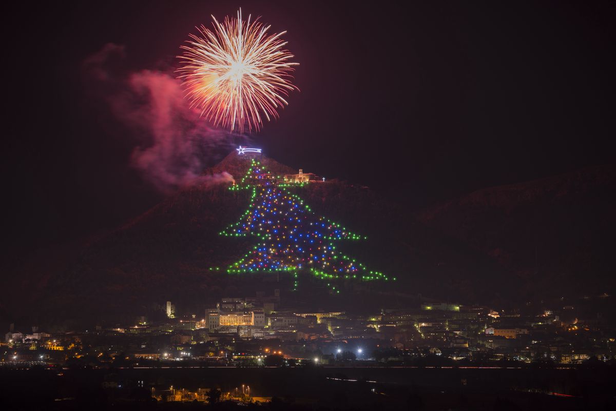 Choinka na Monte Ingino we Włoszech 