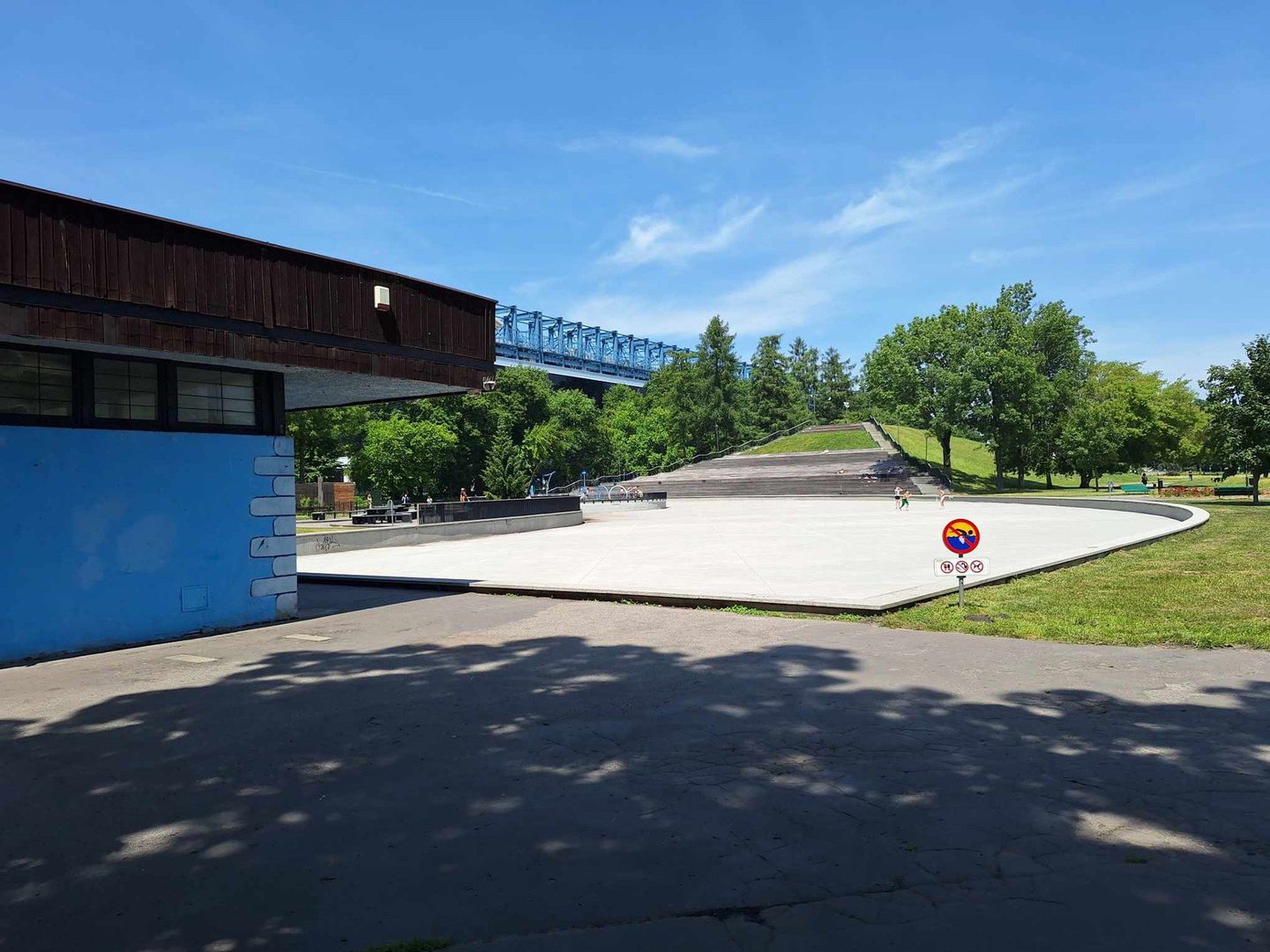 Park Jordana w Krakowie zajmuje prawie 21 hektarów. Jest jednym z najpopularniejszych miejsc spacerowych i rekreacyjnych w Krakowie. Znajduje się w obrębie trzech krakowskich ulic: al. 3 Maja, ul. Reymana oraz ulicy Reymonta.