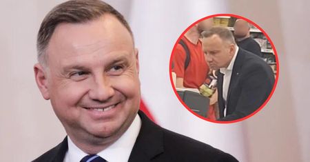 Andrzej Duda przyłapany w sklepie. Co robił przy kasie samoobsługowej?