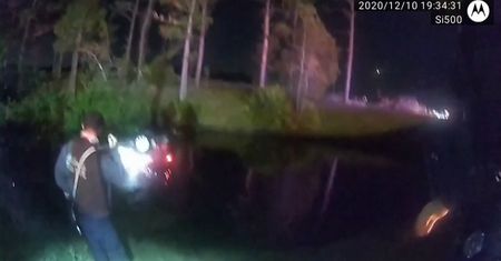Uwięzieni w podtopionym samochodzie. Policja ruszyła na ratunek