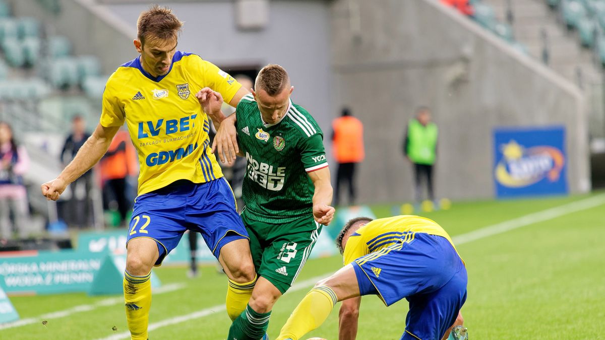 Zdjęcie okładkowe artykułu: PAP / Sebastian Borowski / Na zdjęciu: zawodnik Śląska Wrocław Robert Pich (w środku) i Azer Busuladzic (z lewej) z Arki Gdynia