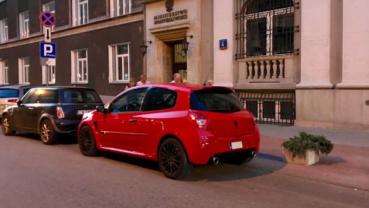 Małe tablice na Renault Clio nie wyglądają dobrze