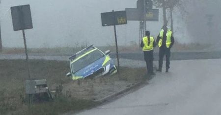 Radiowóz Policji wypadł z drogi na DK62. Policjant ukarany mandatem