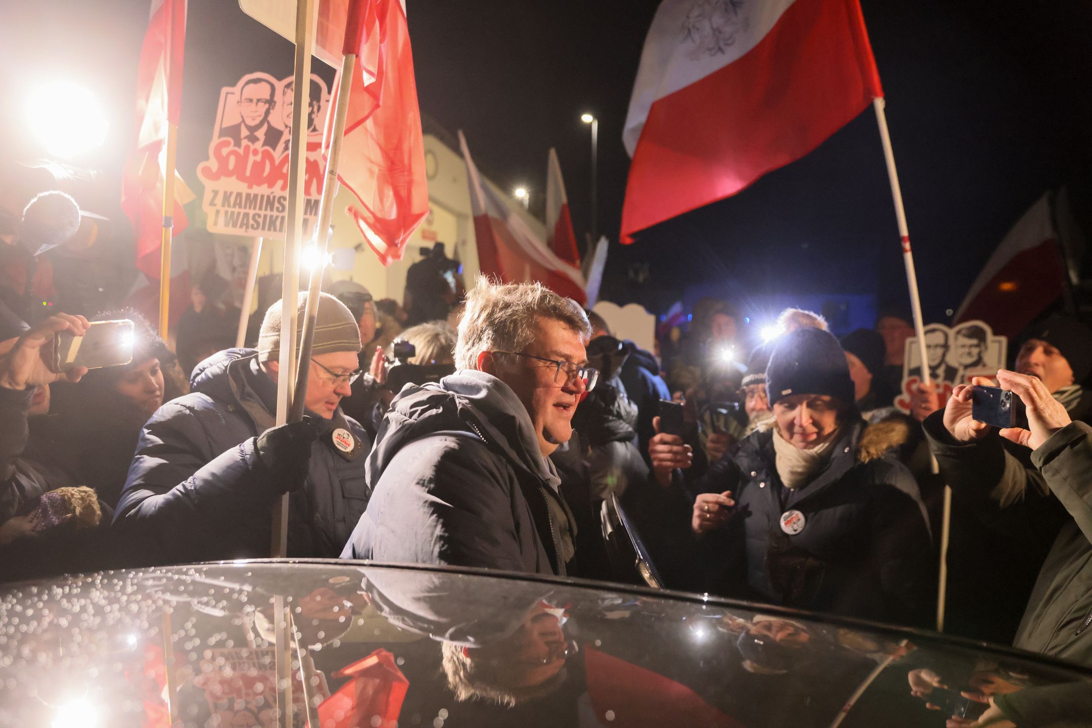 Przytuły Stare, 23.01.2024. Były sekretarz stanu w Ministerstwie Spraw Wewnętrznych i Administracji Maciej Wąsik (C) przed Zakładem Karnym w Przytułach Starych, 23 bm. Maciej Wąsik opuścił Zakład Karny w Przytułach Starych. (sko) PAP/Leszek Szymański