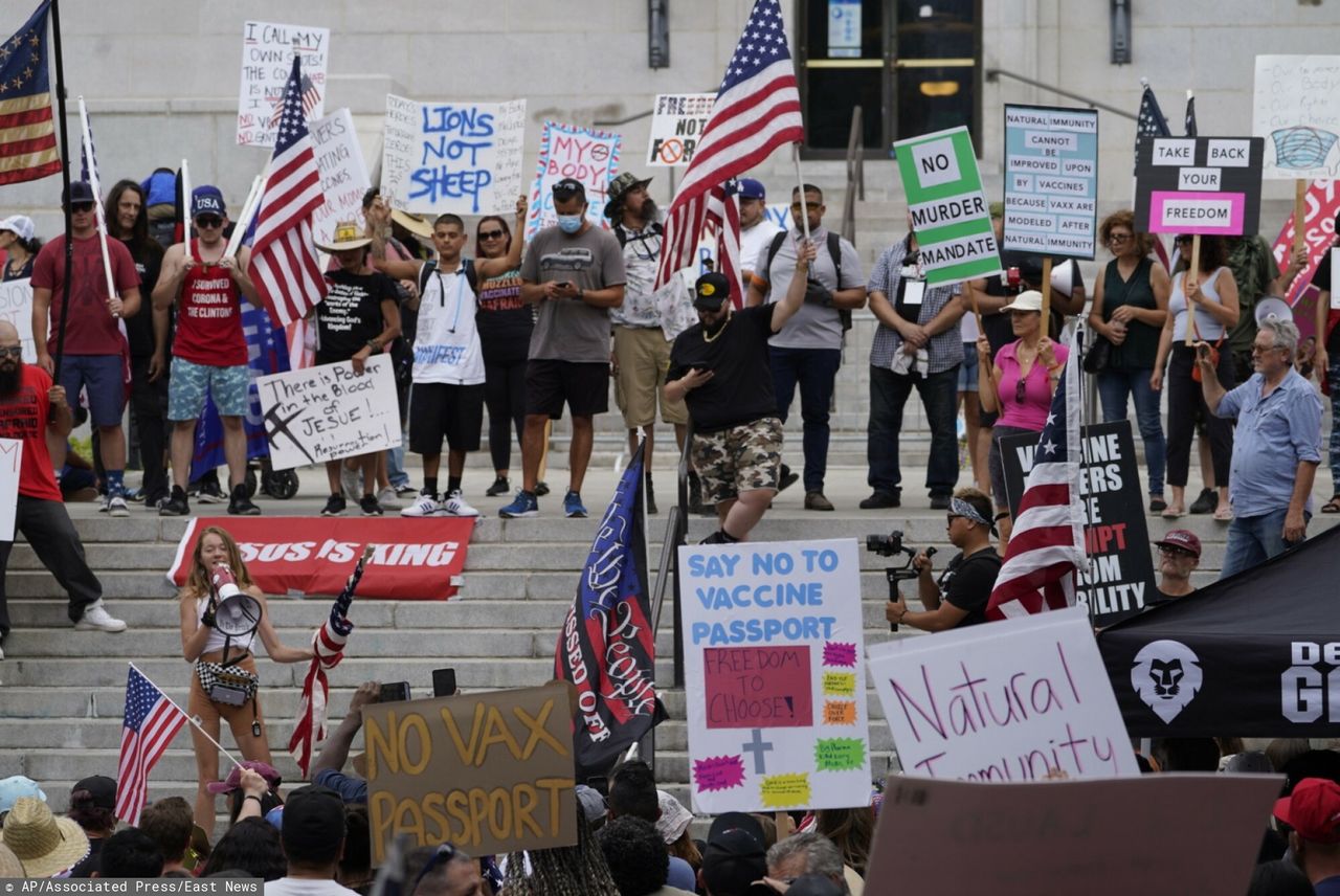 Szczepionkowy spór w USA. Strażak pchnięty nożem (AP Photo/Damian Dovarganes)
AP